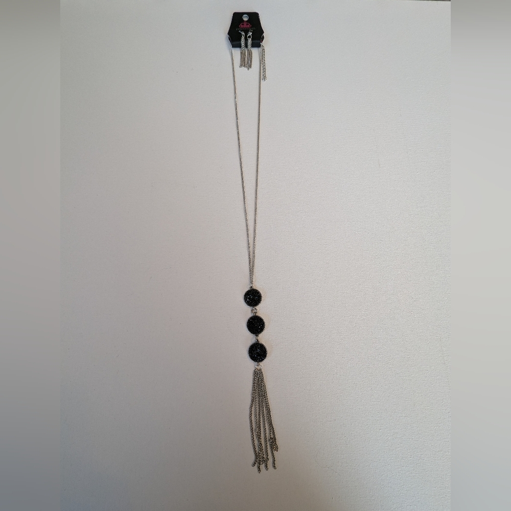 Paparazzi Necklace and Earring set